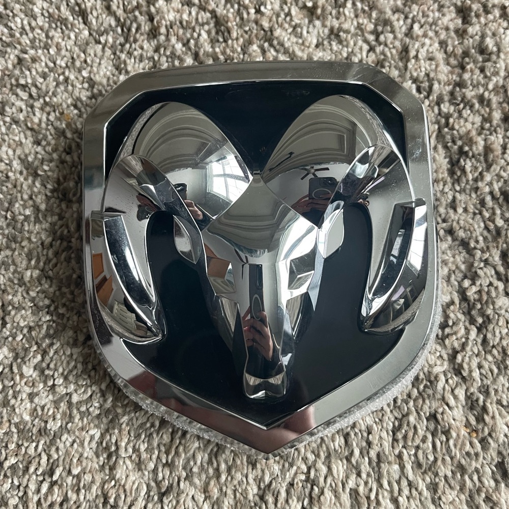 2015 dodge ram 1500 Chrome Ram Head Medallion grille (68140322AA)